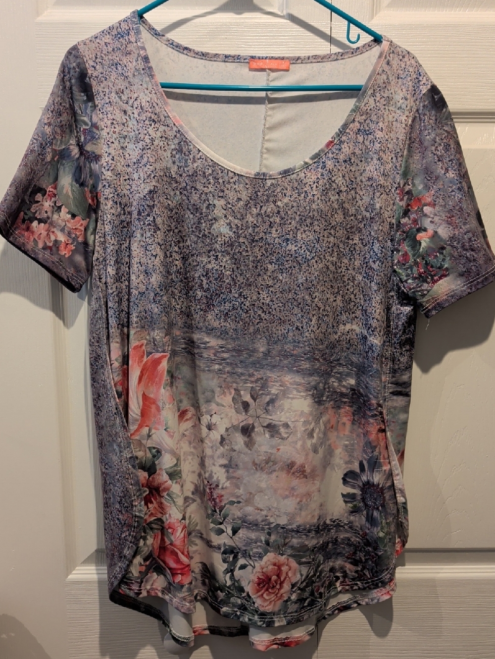 Floral Short-Sleeve Scoop Neck Top in Lavender, Pink And White